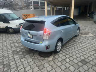 Toyota Prius v foto 2