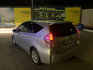 Toyota Prius v foto 5