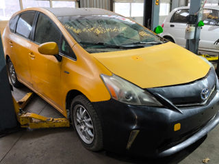 Toyota Prius v foto 2