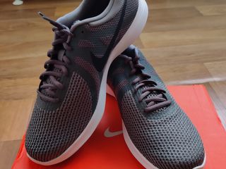 Nike Revolution 4 Mens оригинальные кроссовки абсолютно новые, 44,5 размер. foto 1