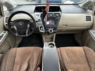 Toyota Prius v foto 10