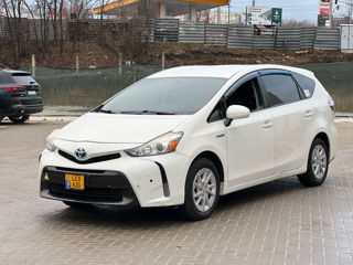 Toyota Prius v foto 2