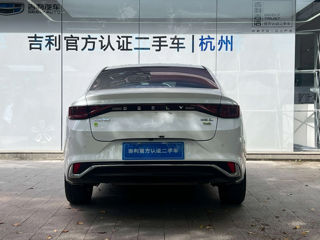 Geely Emgrand foto 4