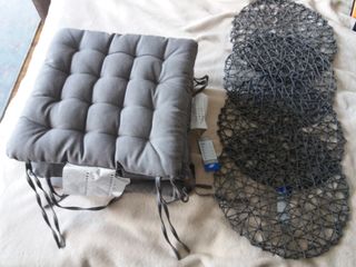 Продам 4 новые подушки-седушки,  фирмы Ikea...очень качественные..цена 650 лей и салфетки 4 шт 150 л foto 1