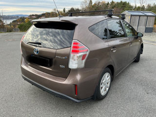 Toyota Prius v foto 5