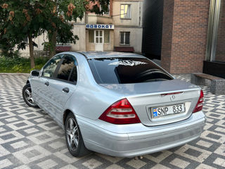 Mercedes C-Class foto 1