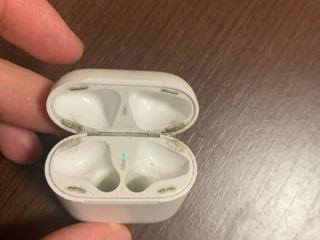 Vând carcasă air pods 2 originala (fără căști ) foto 3