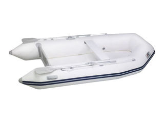 Лодка надувная с мотором и водные лыжи б/у