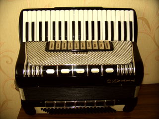 Vând acordeon italian 120 basi Titano foto 1