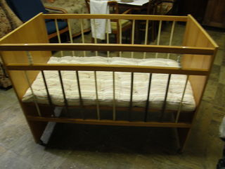 Срочно дешево детская кроватка на колесиках с матрасом 124x66x96,5 см - 500 леев. foto 2
