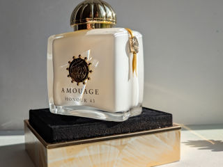 Amouage Imitation, Honour 43, Portrayal