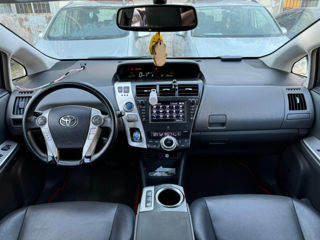 Toyota Prius v foto 8