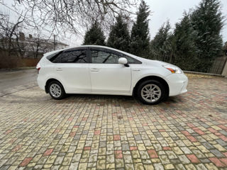 Toyota Prius v foto 3