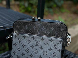 Vând borsetă Louis Vuitton foto 5