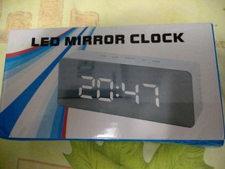 Часы с будильником, гигрометром и термометром Led Mirror Clock; Календарь, Питан. USB. AAA. foto 1