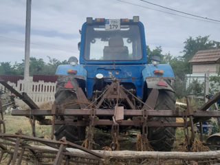 Tractor Belarus MTZ 80 de vânzare, cu plug inclus an 1981 (preț negociabil) foto 0