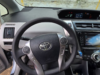 Toyota Prius v foto 7