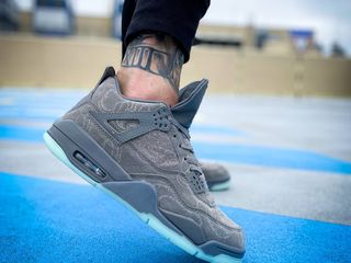 Nike Air Jordan 4 Retro Kaws Grey foto 5