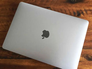 Продам MacBook air 13 8/256 gb