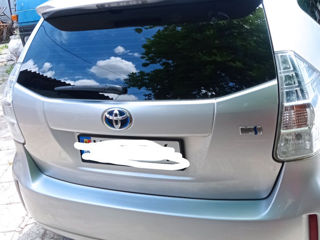 Toyota Prius v foto 2