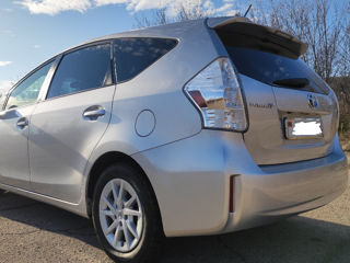 Toyota Prius v foto 9