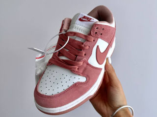Nike SB Dunk Low Pink Suede foto 2