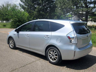 Toyota Prius v foto 8