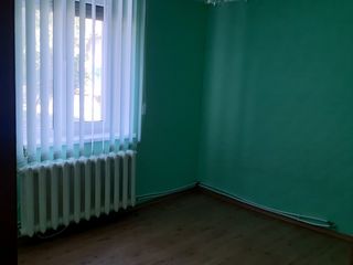 Продаётся 2-х комнатная квартира на 1 из 5 этаже с автономным отоплением в г. Яловень. Площадь кварт foto 4