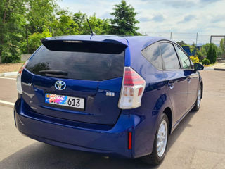 Toyota Prius v foto 3