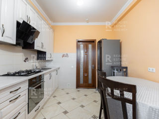 Apartament cu 2 camere, 70 m², Centru, Chișinău foto 3