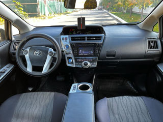 Toyota Prius v foto 7