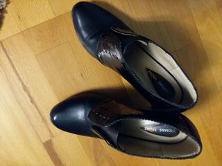 Pantofi dama Thomas Munz piele naturala in stare perfecta  marimea 38 - 300 lei.