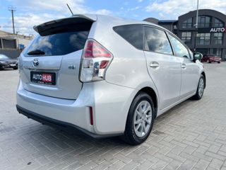 Toyota Prius v foto 12