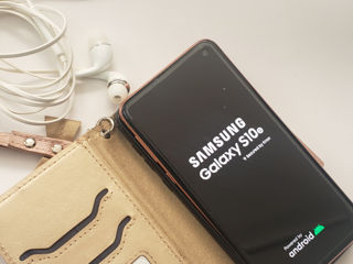 Samsung Galaxy S10e G970 128/6Gb хорошее состояние с чехлом с наушниками