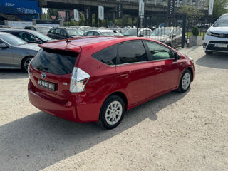 Toyota Prius v foto 6