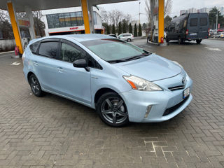 Toyota Prius v foto 2