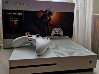 Xbox one s 1 tb plus baterii și jocuri