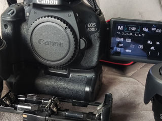 Canon EOS 600d body cu grip 200 euro