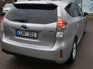 Toyota Prius v foto 6