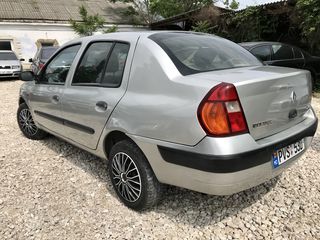 Renault Clio foto 1