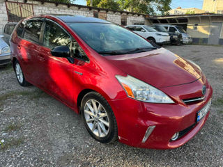 Toyota Prius v foto 2