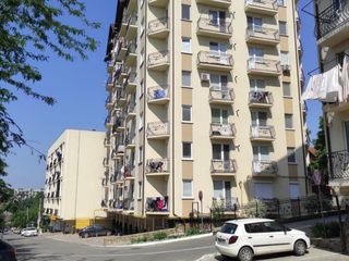 Se vinde apartament mobilat complet cu vederea spre parc ,zonă linistită și curată foto 1