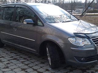 Volkswagen Touran foto 2