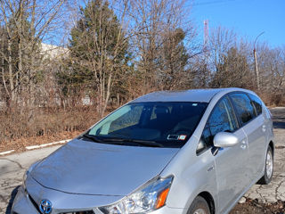 Toyota Prius v foto 2