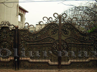 Porți , garduri , balustrade, copertine, gratii, uși metalice și alte confecții din fier forjat