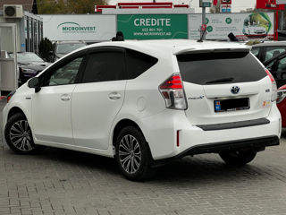 Toyota Prius v foto 5