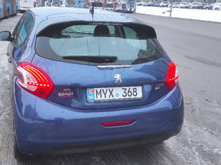 Peugeot 208 foto 3