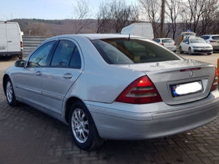 Mercedes C-Class foto 2