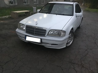 Mercedes C-Class foto 2