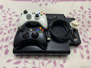 XBOX 360 E (прошивка Freeboot - 63 топовых игр). В отличном состоянии.